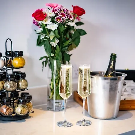 Brand New Location Hot Tub * باونيس أون وينديرمير